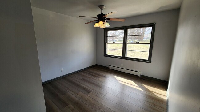 Building Photo - Beautiful, big 3BR rancher with 2 car gar near Lake Shawnee!
