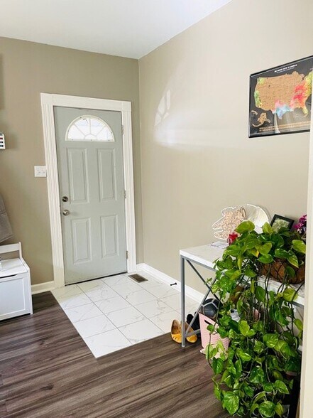 entryway - 532 W 1st St