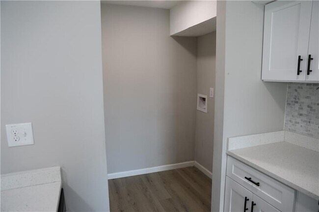 Building Photo - 1321 Surrey Ln SW