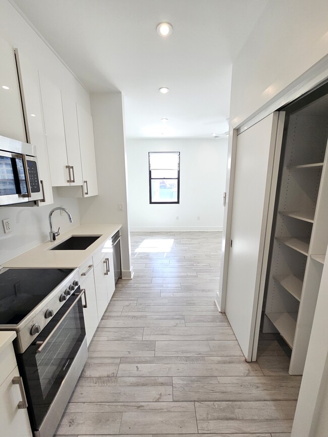 Building Photo - 1169 Hope St