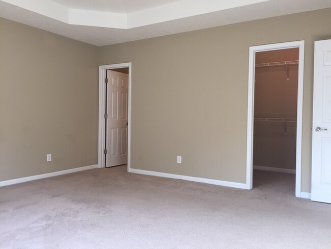 Building Photo - 2 bed, 2 bath, 2 car garage, ranch style t...