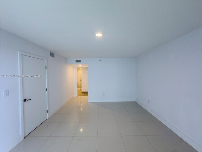 Building Photo - 9261 E Bay Harbor Dr