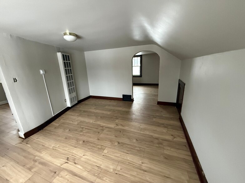 Building Photo - 818 N Van Buren St