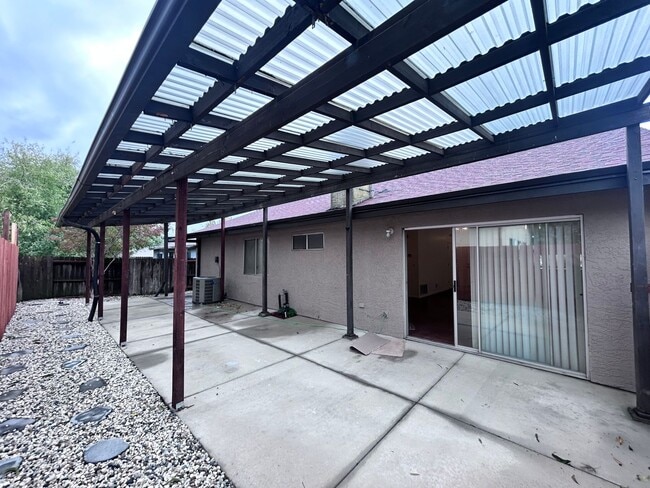 Building Photo - 1/3 OFF ONE MONTH RENT IF APPROVED AND MOVED IN BY 1/30