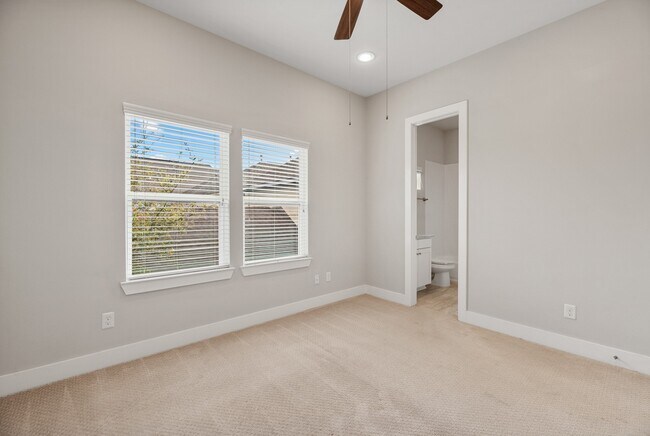Building Photo - 5725 Darling St