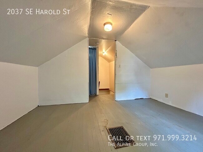 Building Photo - 2037 SE Harold St