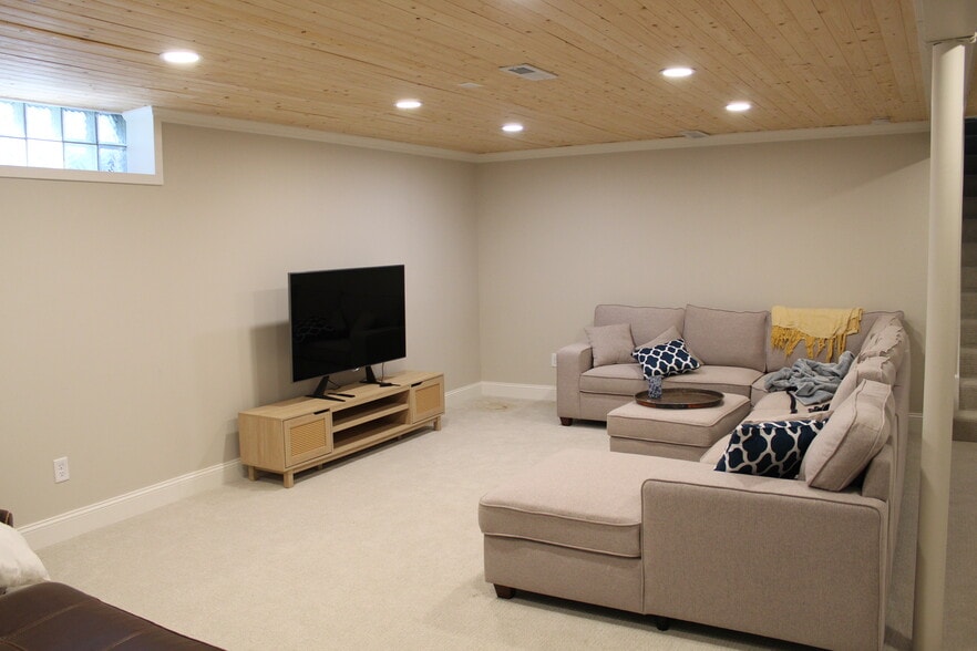 Building Photo - 6005 Birchcrest Dr