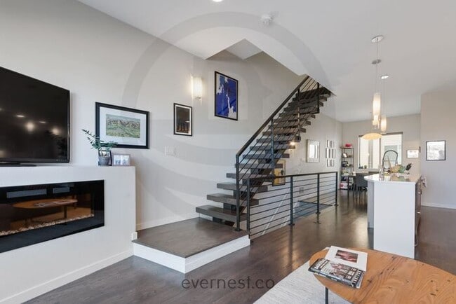 Building Photo - Beautiful Two Bedroom Townhome in Denver -...