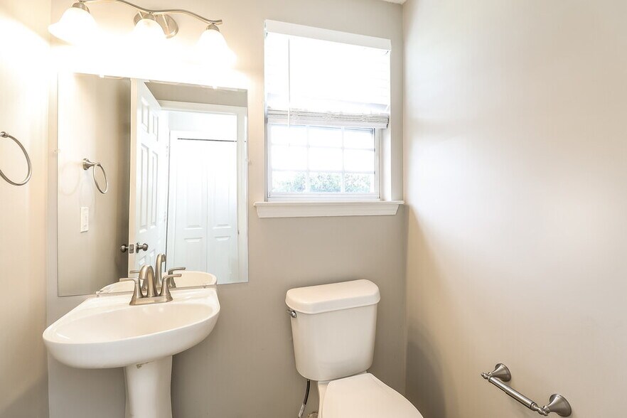 Building Photo - 137 Lantana Dr