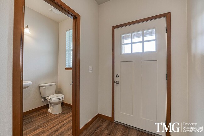 Building Photo - 2BD Duplex in Great Washougal Location! Beautiful Finishes!