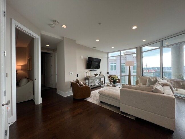 Building Photo - Spacious 2 bedroom 3 bath condo with office in City Lights!