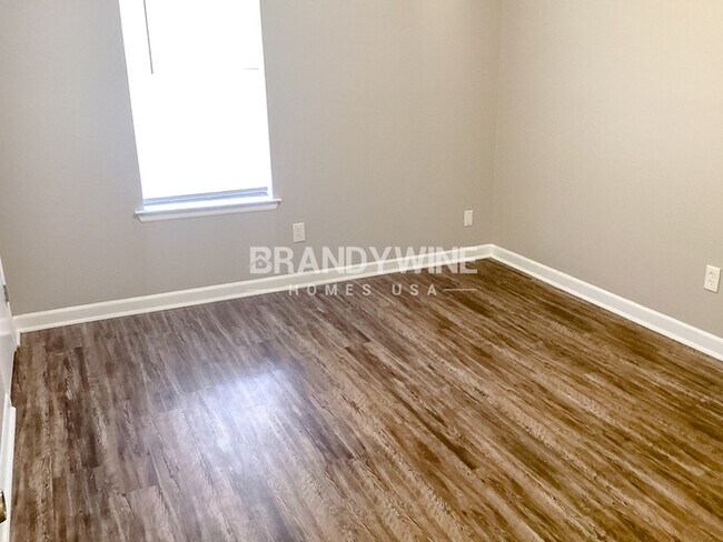 Building Photo - One month FREE RENT