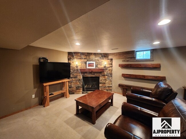 Building Photo - Charming 3/2 near McKennan Park