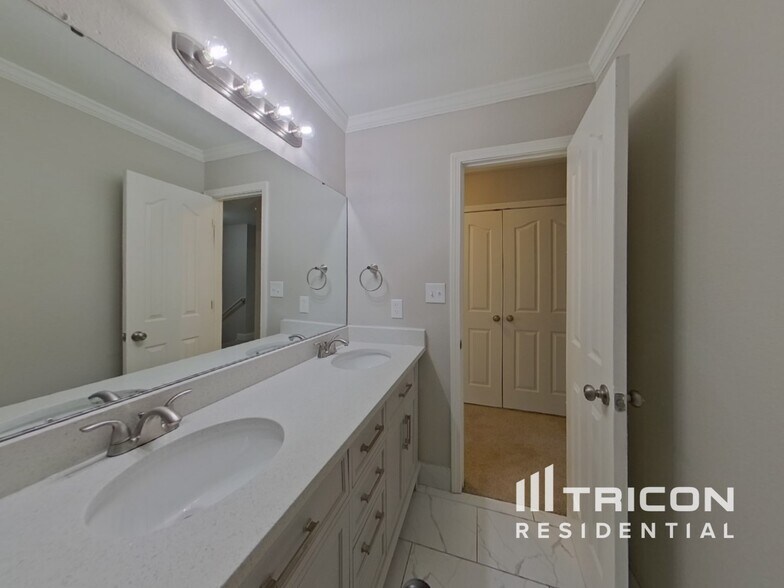 Building Photo - 5141 Grays Ridge Dr
