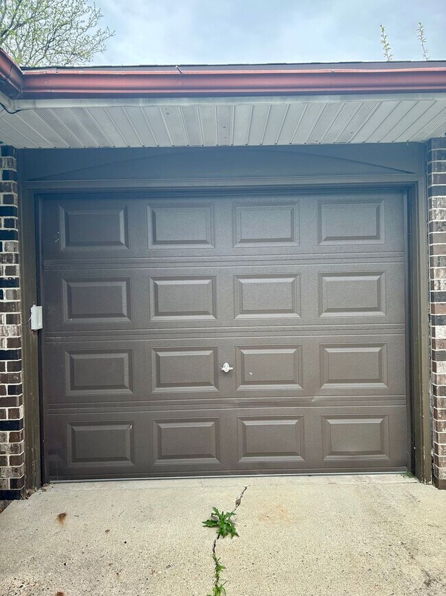Building Photo - Two Bed Duplex with Garage