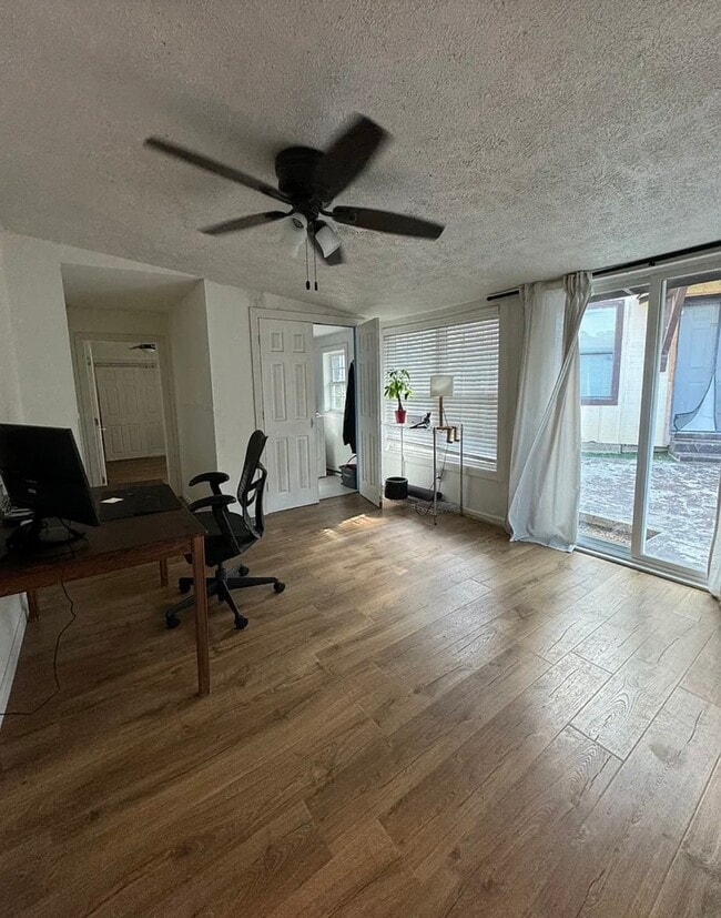 Building Photo - 807 S Van Buren Ave