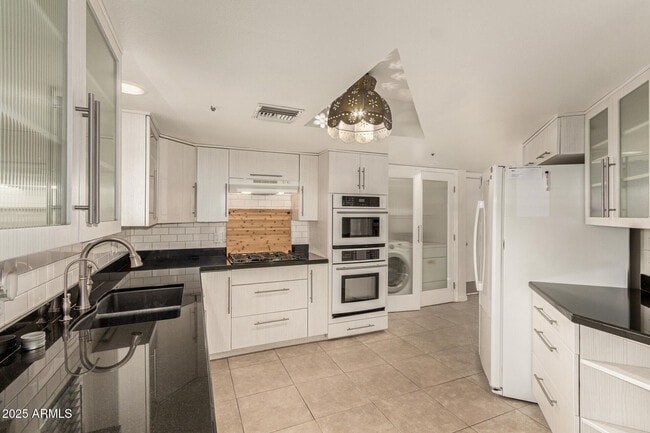 Building Photo - 21 W Pasadena Ave