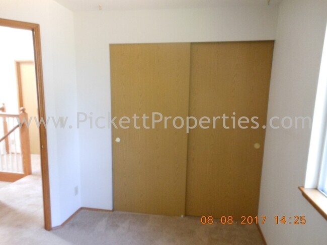 Building Photo - Large 3 Bedroom Home in Great Ridgetop Loc...