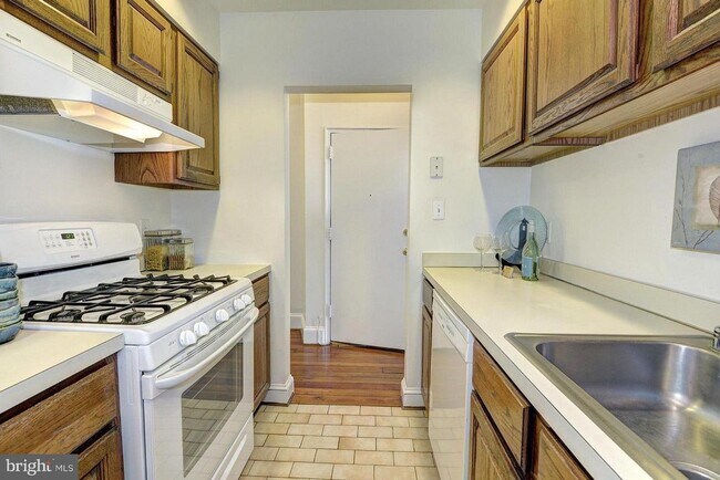 Building Photo - Spacious + Bright 1 Bedroom in Capitol Hill!