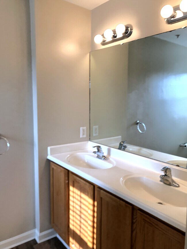 Building Photo - 1001 Meadow View Dr