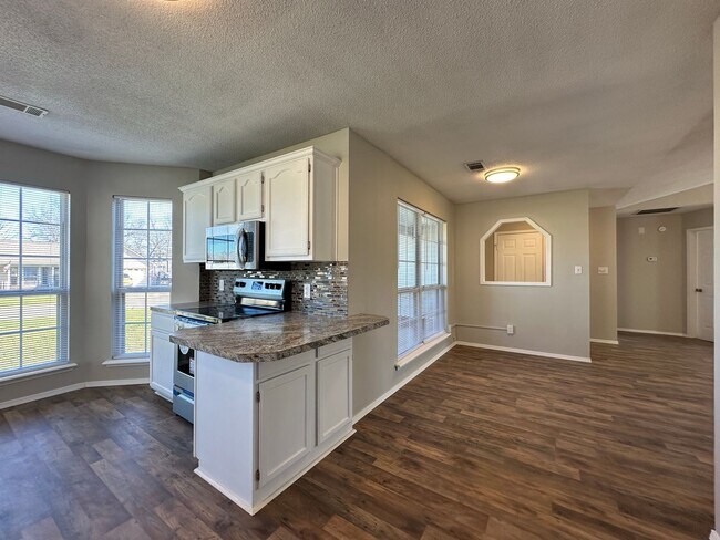 Building Photo - Beautifully Remodeled 3 Bed/2 Bath/2-Car G...