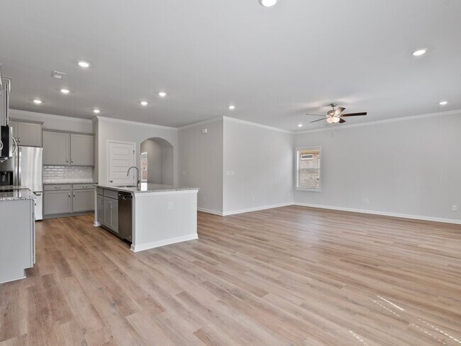 Building Photo - 210 Saddle St