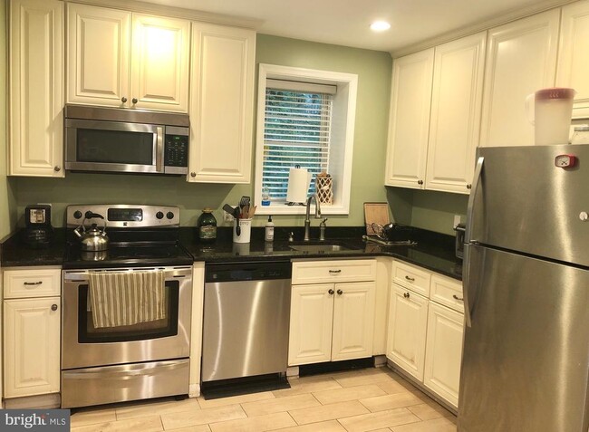 Building Photo - 332 Arbutus Dr