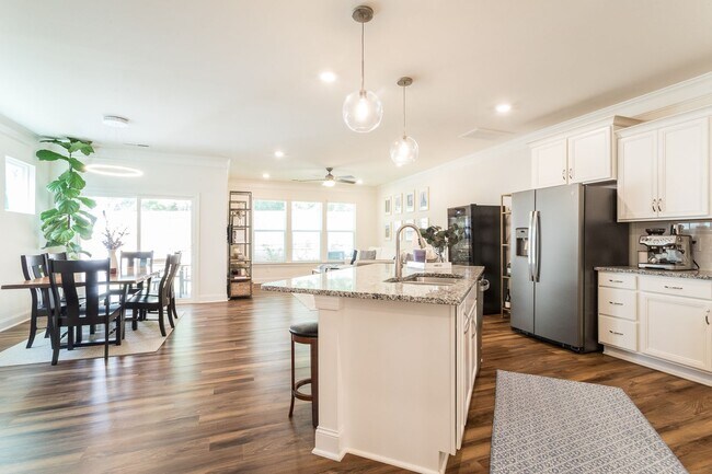 Building Photo - Spacious, Stylish & Move-In Ready! 3BR End Unit Townhome in Durham