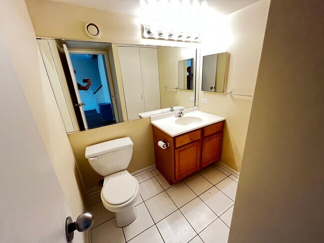 Building Photo - Spacious 2-story, 2-Bedroom Condo in Prime Buena Park Location Near the Lake