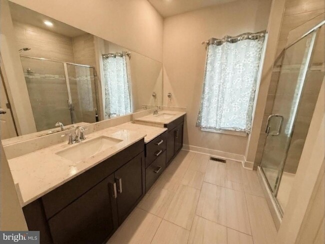 Building Photo - 16 Lochiel Ln