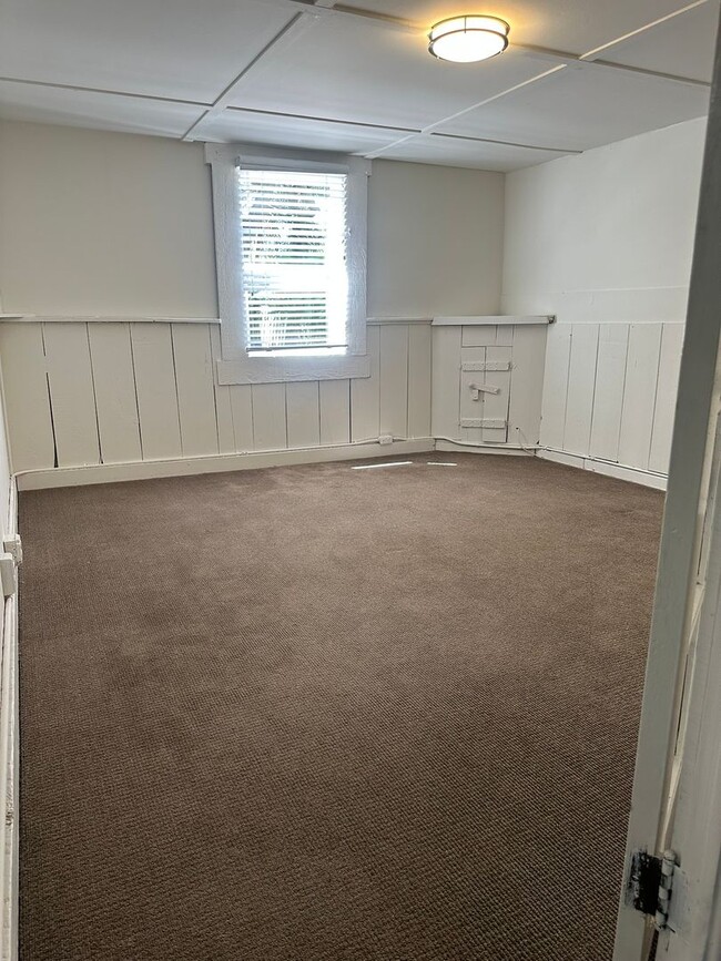 Building Photo - Bright & Charming Miraloma Home