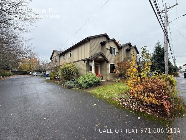 Building Photo - 2440 NE View Pl