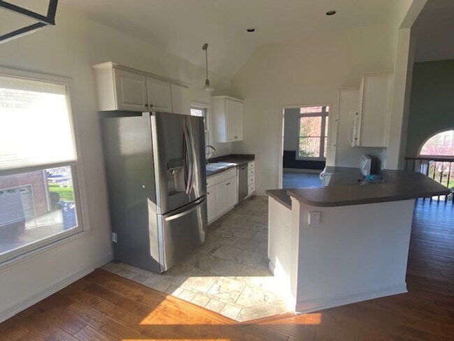 Building Photo - Coming Soon! Great home near the lake and ...
