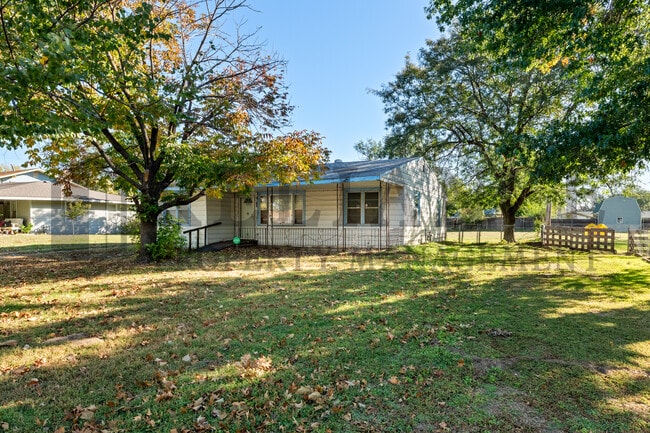 Building Photo - 918 N Clara St