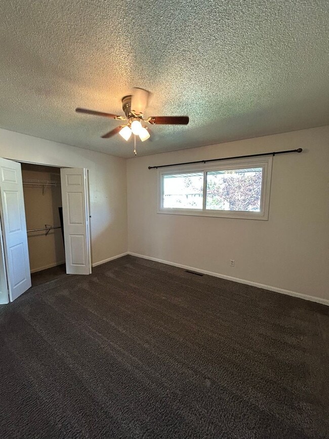 Building Photo - 3470 S Hillcrest Dr