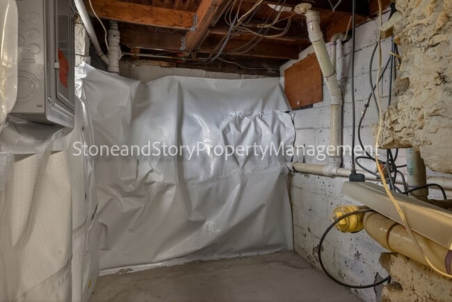 Building Photo - Large 4 bedroom 2 bath in well established Oakland neighborhood