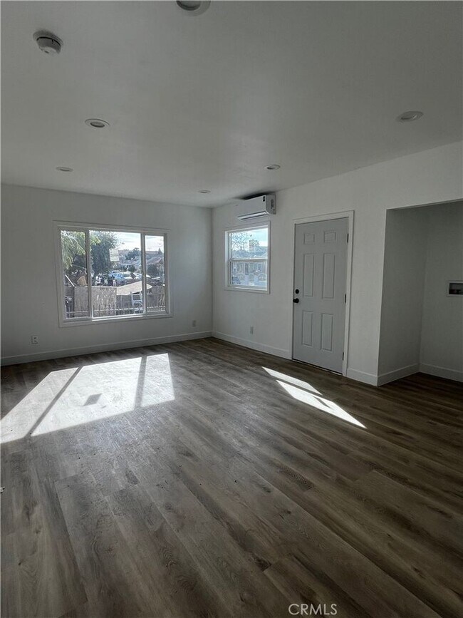Building Photo - 1125 W 43rd St