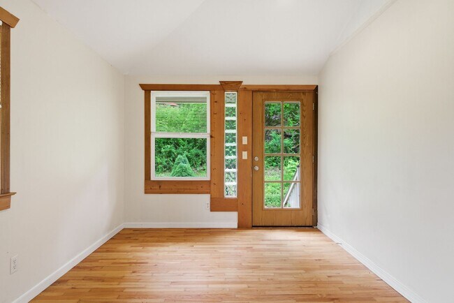 Building Photo - Spacious 4-Bedroom Pet Friendly Home in a Peaceful Rural Setting