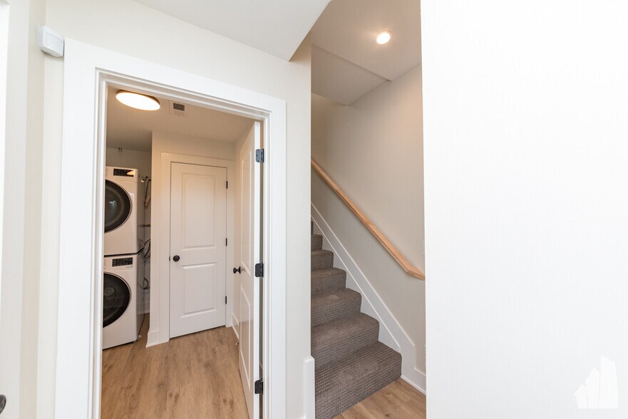 Building Photo - 2019 W Ainslie St