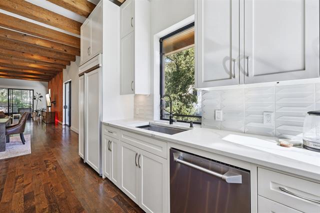 Building Photo - 8635 San Leandro Dr