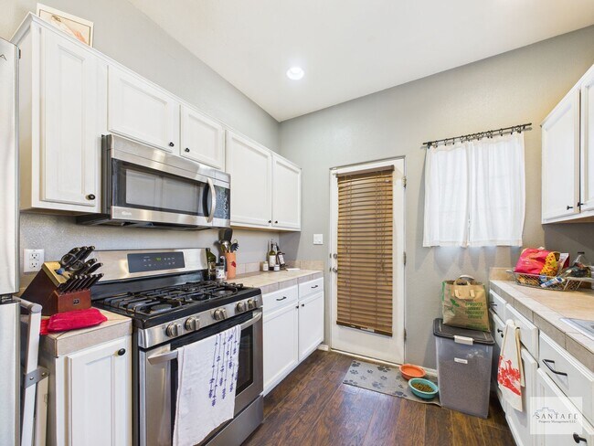 Building Photo - UNFURNISHED 3 Bedroom in Desirable Community