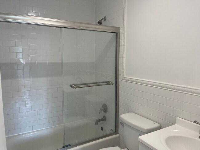 Building Photo - 184 Pine Island Tpke