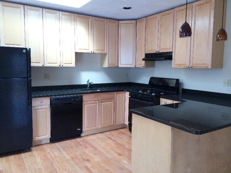 Primary Photo - 214 Hanover St