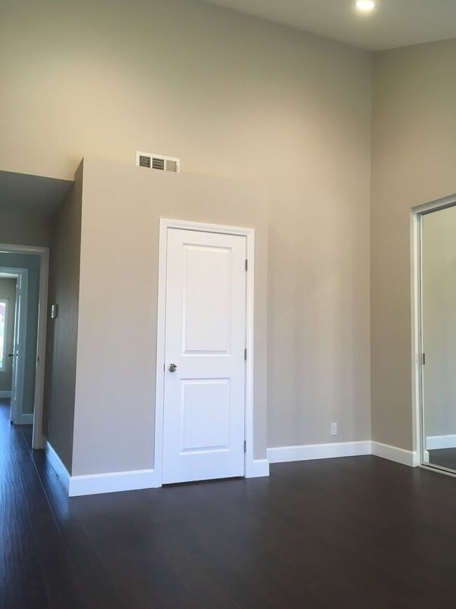 Building Photo - Single Story Stunner!