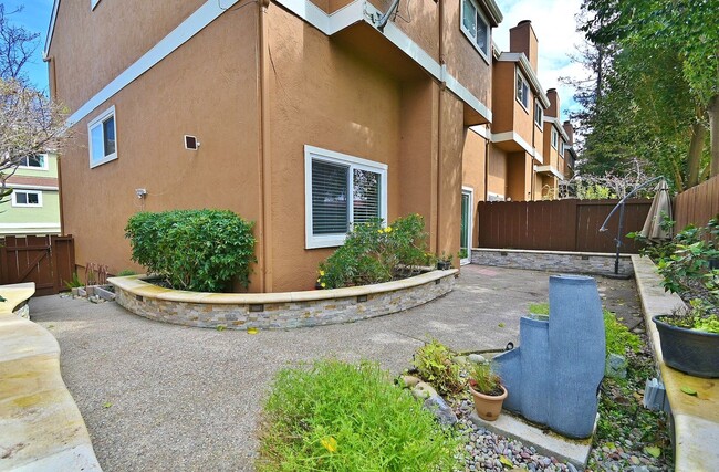 Building Photo - $3,695 - GORGEOUS PARKMONT TOWN HOME IN CE...