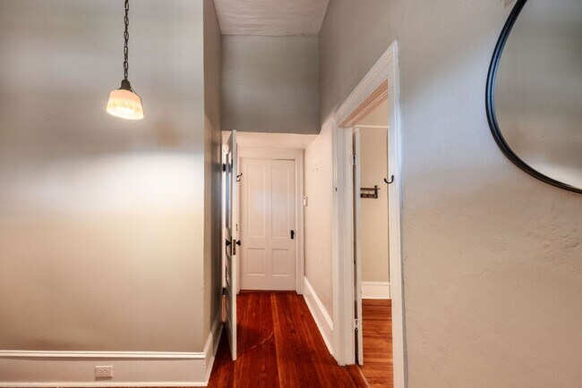 Building Photo - Downtown home walking distance to Mercer L...