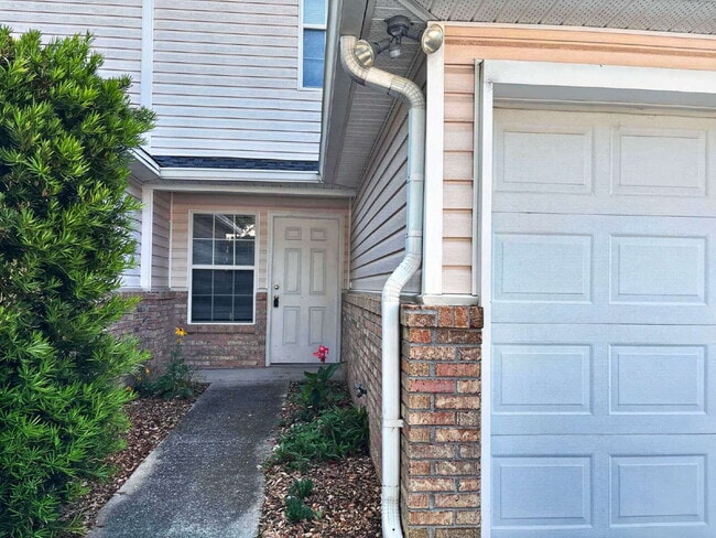 Building Photo - "Charming 2-Bed Townhouse Retreat on Scenic Oak Ln!"