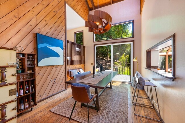 Building Photo - Stunning Mid-Century Modern 5bed/3.5 bath ...