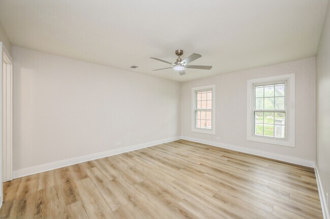 Building Photo - 563 Shorely Dr