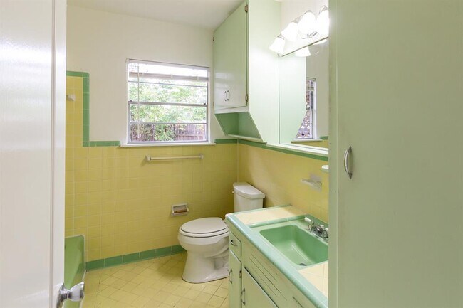 Building Photo - 2305 Westforest Dr